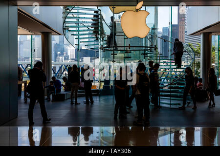 Local People Looking At Apple Products In The Apple Store, IFC Mall, Hong Kong, China Stock Photo