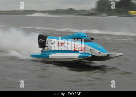 powerboat racing oulton broad today