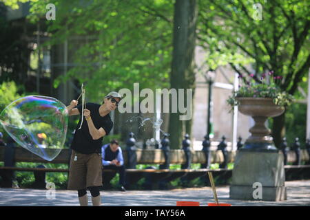 the performance art from the actor playing the bubble in central park Stock Photo