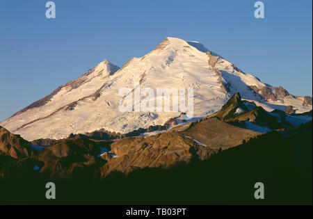 USA, Washington, Mt. Baker Snoqualmie National Forest, Sunrise light on glacier-clad northeast side of Mt. Baker in Mt. Baker Wilderness. Stock Photo