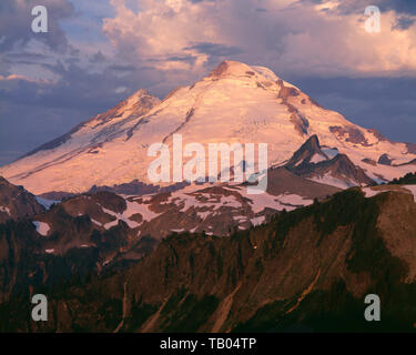 USA, Washington, Mt. Baker Snoqualmie National Forest, Sunrise light on glacier-clad northeast side of Mt. Baker in Mt. Baker Wilderness. Stock Photo