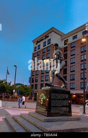 Roberto Clemente statue in City of Pittsburgh Stock Photo - Alamy