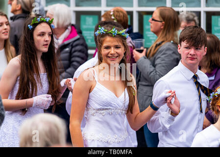 Editorial: Unknown members of the public, potential logo and other trademarks. Helston, Cornwall, UK. Dancers make their way through the streets of He Stock Photo