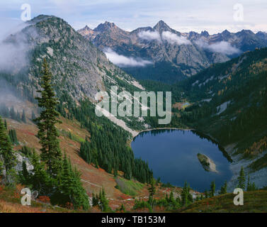 USA, Washington, Okanogan-Wenatchee National Forest, View north, from above Lake Ann with fall-colored slopes, towards peaks of the north Cascades. Stock Photo