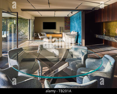 Dining and living spaces. Elizabeth Bay Apartment, Elizabeth Bay, Australia. Architect: Rolf Ockert Architect, 2019. Stock Photo