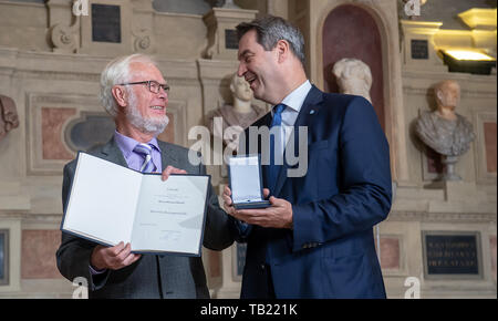 Munich, Germany. 29th May, 2019. Dietmar Hirschl from Remscheid receives the Christophorus Medal from Markus Söder (CSU), Minister President of Bavaria. Hirschl is honoured as the oldest emergency helper because he saved a swimmer in an accident. Credit: Peter Kneffel/dpa/Alamy Live News Stock Photo