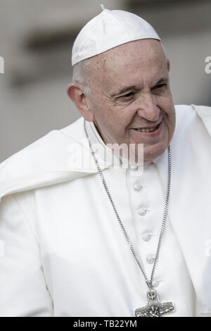 Vatican City, Vatican. 29th May, 2019. Pope Francis greets the faithful ...