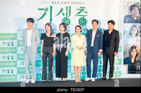 Choi Woo-Shik, Park So-Dam, Jang Hye-Jin, Cho Yeo-Jeong, Lee Sun-Kyun and Song Kang-Ho, May 28, 2019 : (L-R) Cast members Choi Woo-Shik, Park So-Dam, Jang Hye-Jin, Cho Yeo-Jeong, Lee Sun-Kyun and Song Kang-Ho pose for photographers during a press conference after a press preview of black comedy movie 'Parasite' in Seoul, South Korea. South Korean director Bong Joon-Ho's movie 'Parasite' won the Palme d'Or at the 72nd Cannes Film Festival. Credit: Lee Jae-Won/AFLO/Alamy Live News Stock Photo