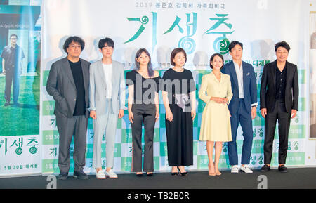 Bong Joon-Ho, Choi Woo-Shik, Park So-Dam, Jang Hye-Jin, Cho Yeo-Jeong, Lee Sun-Kyun and Song Kang-Ho, May 28, 2019 : (L-R) Director Bong Joon-Ho, cast members Choi Woo-Shik, Park So-Dam, Jang Hye-Jin, Cho Yeo-Jeong, Lee Sun-Kyun and Song Kang-Ho pose for photographers during a press conference after a press preview of black comedy movie 'Parasite' in Seoul, South Korea. South Korean director Bong Joon-Ho's movie 'Parasite' won the Palme d'Or at the 72nd Cannes Film Festival. Credit: Lee Jae-Won/AFLO/Alamy Live News Stock Photo