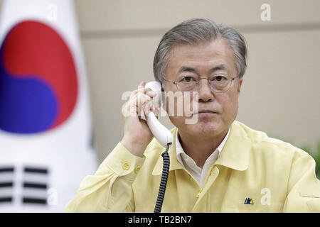 Seoul,South Korea. 30th May, 2019. May 30, 2019-Seoul, South Korea-In this photos taken provide is president office photographer, South Korean President Moon Jae-in phone to Hungarian President at the presidential Blue House in Seoul,Thursday, May 30, 2019. Moon has ordered officials to mobilize all available efforts to support rescue work in cooperation with the Hungarian government after a boat with South Korean tourists capsized in Budapest. Credit: Zuma Press/ZUMA Wire/Alamy Live News Stock Photo