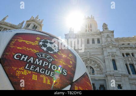 Madrid, Spain. 30th May, 2019. General Views and Fans with the UEFA Champions League trophy in Madrid, Thursday, May 30, 2019 Credit: CORDON PRESS/Alamy Live News Stock Photo