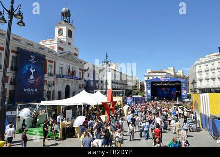 Madrid, Spain. 30th May, 2019. General Views and Fans with the UEFA Champions League trophy in Madrid, Thursday, May 30, 2019 Credit: CORDON PRESS/Alamy Live News Stock Photo