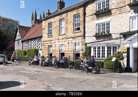 dh Black Swan Hotel HELMSLEY NORTH YORKSHIRE People relaxing with drink outside old inn Stock Photo