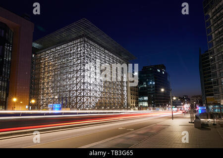 01.04.2019, Brussels, Brussels, Belgium - The illuminated European building in the Europaviertel in the evening. 00R190401D236CAROEX.JPG [MODEL RELEAS Stock Photo