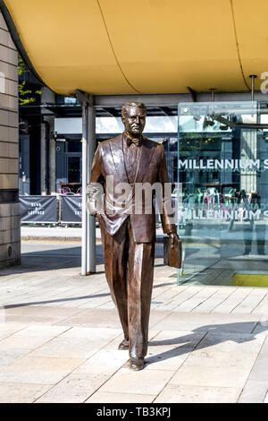 Statue of Bristol-born actor Cary Grant carrying the script for 'To Catch a Thief' by artist Graham Ibbeson in Millennium Square, Bristol, UK Stock Photo