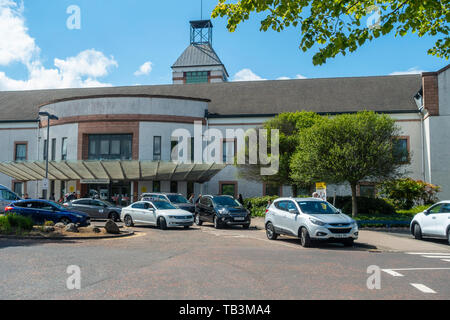 The main entrance to Wishaw General Hospital, an NHS hospital in North Lanarkshire, Scotland, with cars and taxis outside with patients and visitors. Stock Photo