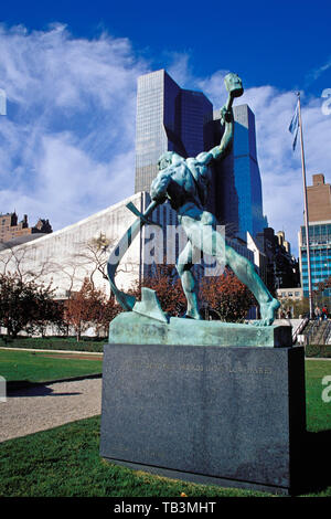 United Nations Compound; Sword To Plowshares Sculpture; Gift To UN From USSR In 1959; United Nations Building In Back; New York City, New York, USA Stock Photo