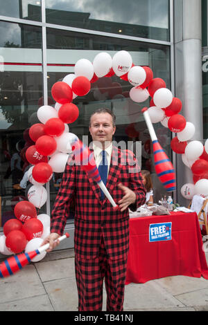 Metro Bank, Britain's first new high street bank in over 100 years opens in Earl's Court, London, UK Stock Photo