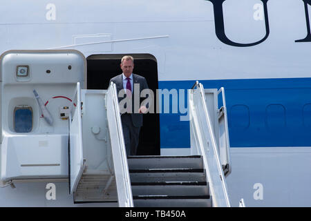 U.S. Acting Secretary of Defense Patrick M. Shanahan arrives at Joint Base Pearl Harbor-Hickam for a visit to U.S. Indo-Pacific Command and the Defense POW/MIA Accounting Agency, Hawaii, May 28, 2019. (DoD photo by Lisa Ferdinando) Stock Photo