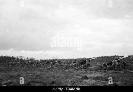 US ARMY / United States Army - 74th Field Artillery Battalion - Schwere Feldhaubitze M114 - M1 155 mm / Heavy Howitzer M114 - M1 6.1 Inch Stock Photo