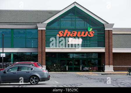 A logo sign outside of a Shaw's Supermarkets retail grocery store location in Colchester, Vermont on April 23, 2019. Stock Photo
