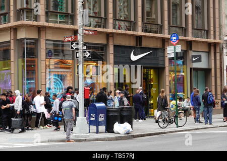 Indsigt sværge Aftensmad People lined up outside the 68,000 square foot flagship Nike store in SoHo,  New York, NY, USA Stock Photo - Alamy