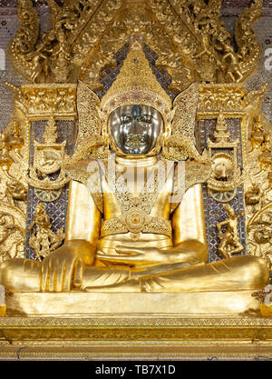 Golden statue of the Buddha at Mahamuni Paya (Mahar Myatmuni image) temple in Mawlamyine Stock Photo