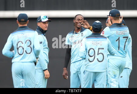 England's Jofra Archer (centre) celebrates the wicket of South Africa's Rassie van der Dussen with team-mates during the ICC Cricket World Cup group stage match at The Oval, London. Stock Photo