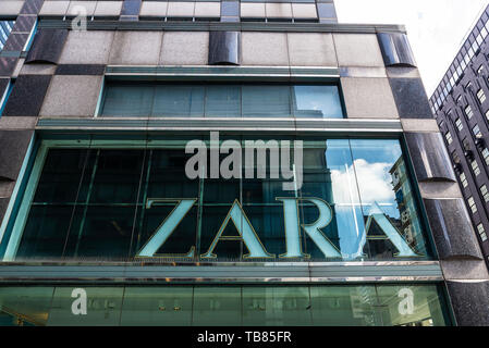 Sale sign in the window of a Zara store in Hudson Yards in New York on  Sunday, July 7, 2019. (© Richard B. Levine Stock Photo - Alamy