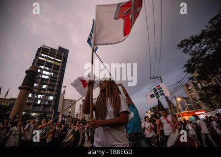 Sao Paulo, Brazil. 30th May, 2019. Demonstrators protest against the education policy of President Bolsonaro's government. Students and professors protested against the planned cuts in the education system and against the Brazilian Education Minister Weintraub. Credit: Tuane Fernandes/dpa/Alamy Live News Stock Photo