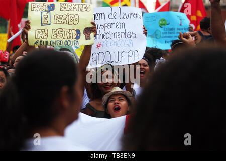 Brazil. 30th May, 2019. 30/05/2019 - Protest against cuts in education in Bel m-Pa - Protest against the cut in funding for Educa o, in Bel m-Pa, this Thursday (30). Photo: Thiago Gomes/AGIF Credit: AGIF/Alamy Live News Stock Photo