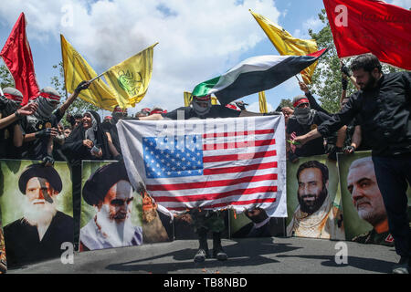 Tehran, Iran. 31st May, 2019. Irani protesters burn the American flag during a protest marking the annual al-Quds Day (Jerusalem Day) on the last Friday of the Muslim holy month of Ramadan. Credit: Saeid Zareian/dpa/Alamy Live News Stock Photo