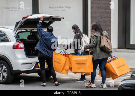 London, UK. 31st May 2019. Asian shoppers with a large number of Louis  Vuitton bags wait for an UBER near regents street. Credit: Guy Bell/Alamy  Live News Stock Photo - Alamy