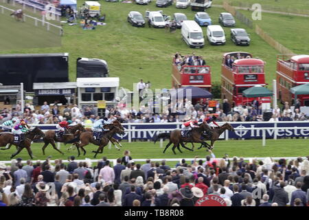 Epsom Downs, Surrey, UK. 31st May, 2019. Atmoshere scenes of punters prior to Gosiping wins the Investec handicap Mile at the Investec Derby Festival - on Ladies Day, classic horse race. Credit: Motofoto/Alamy Live News