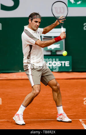 31 May 2019, France (France), Paris: Tennis: Grand Slam/ATP-Tour, French Open, singles, men, 3rd round, Federer (Switzerland) - Ruud (Norway): Roger Federer from Switzerland is in action. Photo: Frank Molter/dpa Credit: dpa picture alliance/Alamy Live News Stock Photo