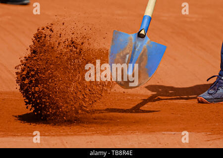 31 May 2019, France (France), Paris: Tennis: Grand Slam/ATP-Tour, French Open, singles, men, 3rd round, Federer (Switzerland) - Ruud (Norway): Sand is shoveled onto the court before the match. Photo: Frank Molter/dpa Credit: dpa picture alliance/Alamy Live News Stock Photo