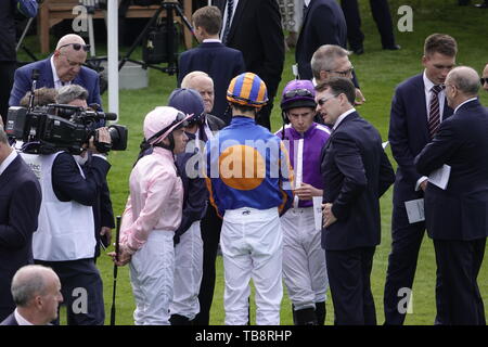 Epsom Downs, Surrey, UK. 31st May, 2019. Aidan O'Brien briefs his riders before the start of the Investec Oaks - on Ladies Day, classic horse race. Credit: Motofoto/Alamy Live News