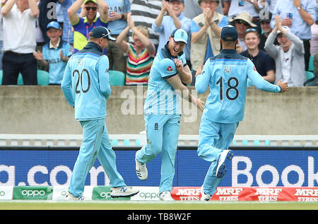 England's Ben Stokes (centre) celebrates the catch of South Africa's Andile Phehlukwayo with team-mates during the ICC Cricket World Cup group stage match at The Oval, London. Stock Photo