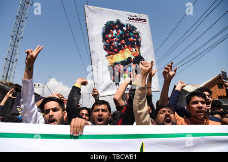 Kashmiri Muslims shout pro freedom slogans as they carry the coffin of ...