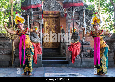 Banjar Gelulung, Bali, Indonesia - February 26, 2019: Mas Village. Play on stage setting. Two women with head ornaments and traditional dress with pin Stock Photo