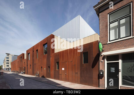 Corten steel-clad elevation seen from Lange Scheistraat. Gebr de Nobel, Leiden, Netherlands. Architect: Ector Hoogstad Architecten, 2014. Stock Photo