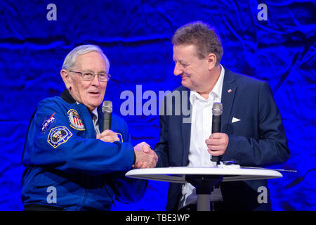 Munich, Germany. 01st June, 2019. Charlie Duke (l), former US astronaut, welcomes Wolfgang M. Heckl, Director General of the Deutsches Museum, at a press conference to mark the 50th anniversary of the moon landing at the Deutsches Museum. Duke is one of four people who were on the moon and can still talk about it. Credit: Matthias Balk/dpa/Alamy Live News Stock Photo