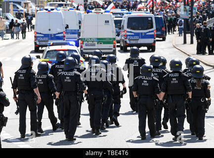 Chemnitz, Germany. 01st June, 2019. A massive police presence secures demonstrations in the centre of Chemnitz. The 'Chemnitz Nazifrei' alliance is protesting against a neo-Nazi march by the right-wing NPD youth organization Young National Democrats with a counter-demonstration. Credit: Hendrik Schmidt/dpa-Zentralbild/dpa/Alamy Live News Stock Photo