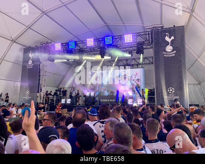 Madrid, Spain. 01st June, 2019. Tottenham fans in the fan fest in the central region of Madrid this Saturday, 01. Today happens the final between Tottenham and Liverpool in the Spanish capital. (PHOTO: VANESSA CARVALHO/BRAZIL PHOTO PRESS) Credit: Brazil Photo Press/Alamy Live News Stock Photo