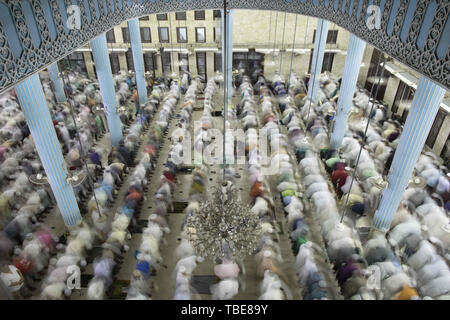 Dhaka, Bangladesh. 1st June, 2019. Bangladeshi Muslim worshippers pray during Laylat Al Qadr prayers on the 27th day of the holy month of Ramadan at Baitul Mukkaram national mosque, in Dhaka, Bangladesh, June 01, 2019. Credit: Suvra Kanti Das/ZUMA Wire/Alamy Live News Stock Photo