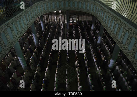 Dhaka, Bangladesh. 1st June, 2019. Bangladeshi Muslim worshippers pray during Laylat Al Qadr prayers on the 27th day of the holy month of Ramadan at Baitul Mukkaram national mosque, in Dhaka, Bangladesh, June 01, 2019. Credit: Suvra Kanti Das/ZUMA Wire/Alamy Live News Stock Photo