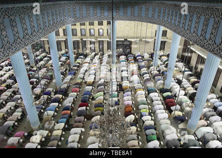 Dhaka, Bangladesh. 1st June, 2019. Bangladeshi Muslim worshippers pray during Laylat Al Qadr prayers on the 27th day of the holy month of Ramadan at Baitul Mukkaram national mosque, in Dhaka, Bangladesh, June 01, 2019. Credit: Suvra Kanti Das/ZUMA Wire/Alamy Live News Stock Photo