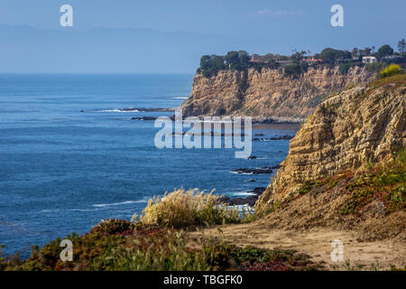 Stunning Golden Cove Southern California coastline view with tall cliffs, seen along Seascape Trail, Rancho Palos Verdes, California Stock Photo