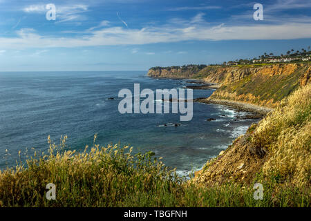 Stunning Golden Cove Southern California coastline view with tall cliffs, seen along Seascape Trail, Rancho Palos Verdes, California Stock Photo