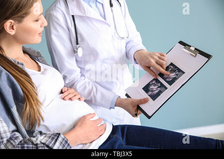 Gynecologist with young pregnant pregnant woman in clinic Stock Photo